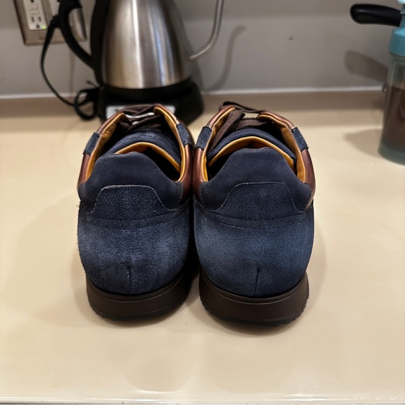 Worn for three hours inside a restaurant - Picture 6 of 9